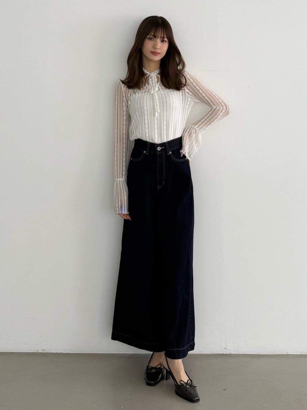 ホワイト系のTシャツ/カットソー、ブルー系のデニムパンツ、グレー系のパンプスを着用したレディースの夏コーディネートの10枚目の写真