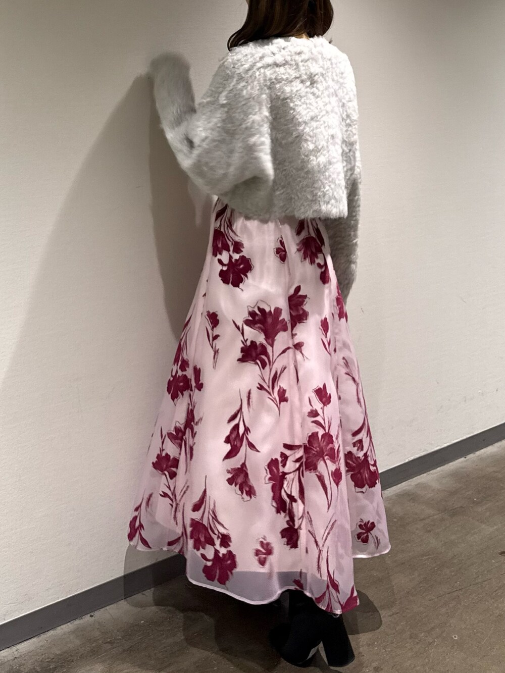 グレー系のカーディガン/ボレロ、ホワイト系のニット/セーター、ピンク系のスカートを着用したレディースの秋コーディネートの5枚目の写真