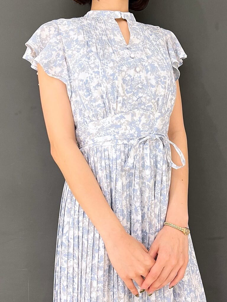 ベージュ系のサンダル、ブルー系のワンピースを着用したレディースの夏コーディネートの6枚目の写真