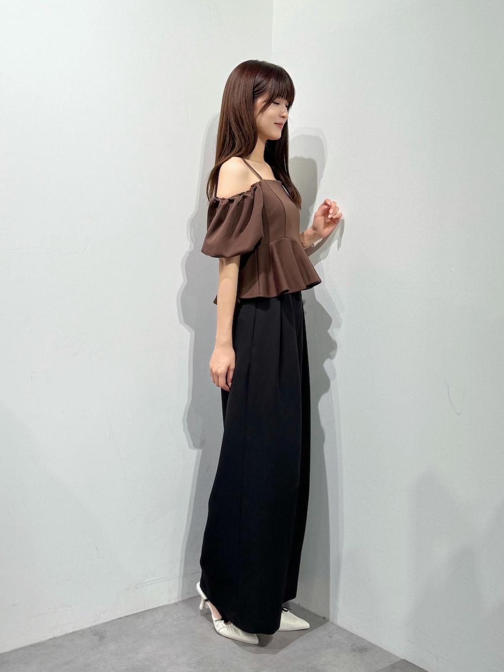 ブラウン系のTシャツ/カットソー、ブラック系のその他パンツ、ホワイト系のその他シューズを着用したレディースの夏コーディネートの2枚目の写真