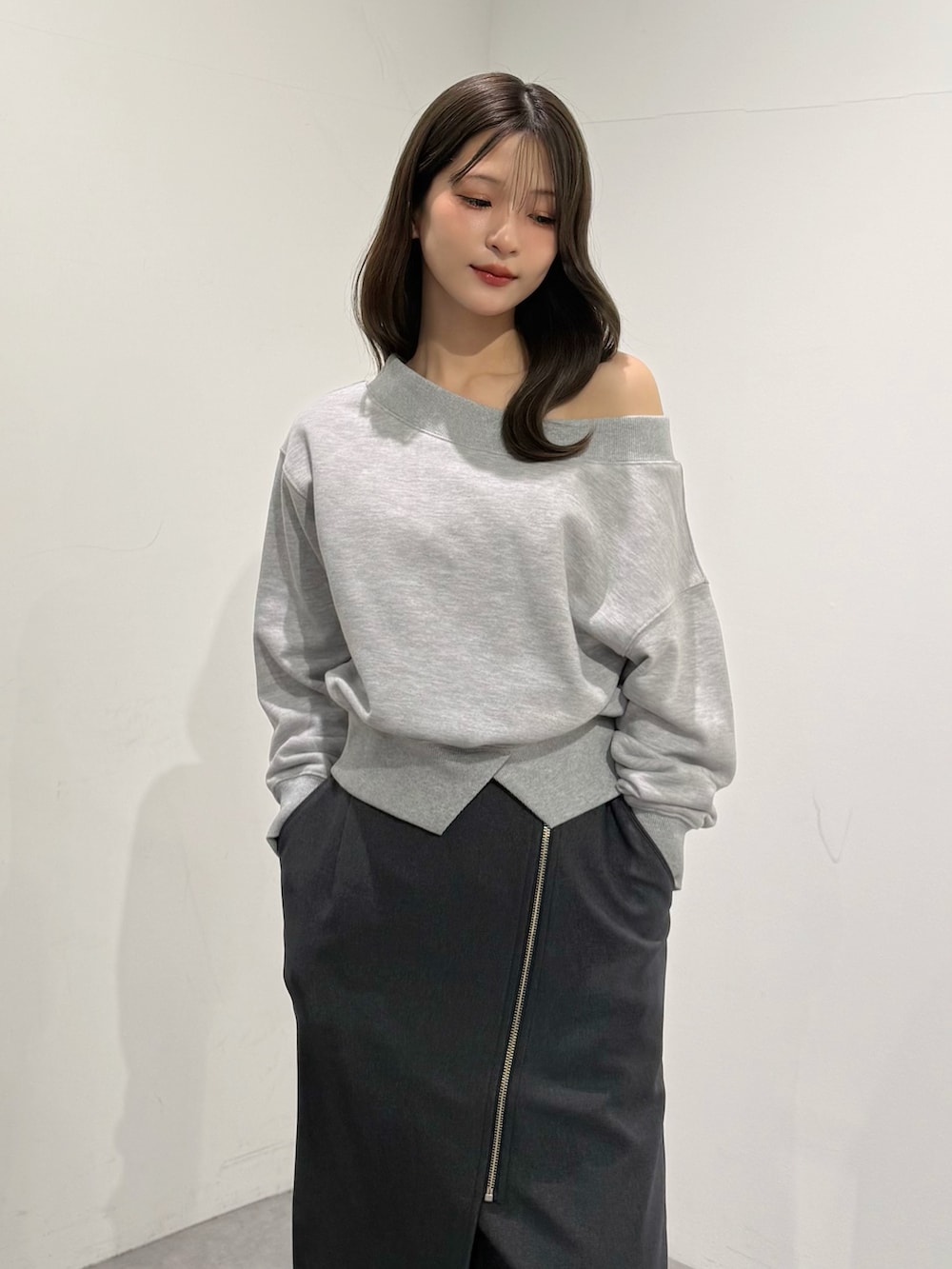 グレー系のスカート、グレー系のTシャツ/カットソーを着用したレディースの春コーディネートの2枚目の写真