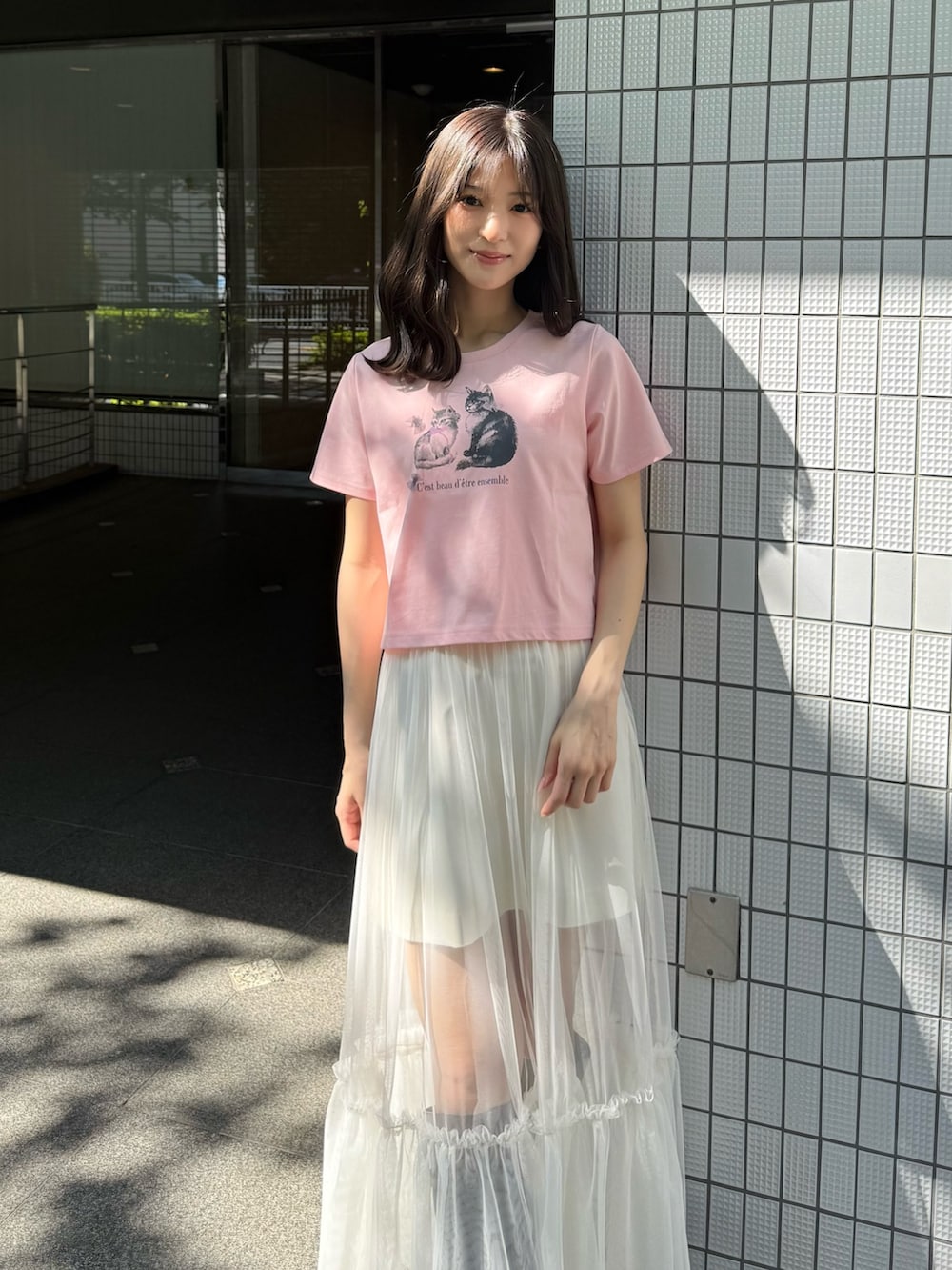 「デートコーデ、ロングスカート、きれいめカジュアル、Tシャツ、Tシャツコーデ、チュール、チュールスカート、ネコ、猫、フェミニン、フェミニンコーデ、MERCURYDUO(MERCURYDUO)、マーキュリーデュオ(MERCURYDUO)、ガーリー、大人ガーリー」｜「MERCURYDUOのCATプリントリボンTシャツ（Tシャツ/カットソー、ピンク系）」を使った、mihoさん（レディース・163cm）の夏コーディネートの9枚目の写真