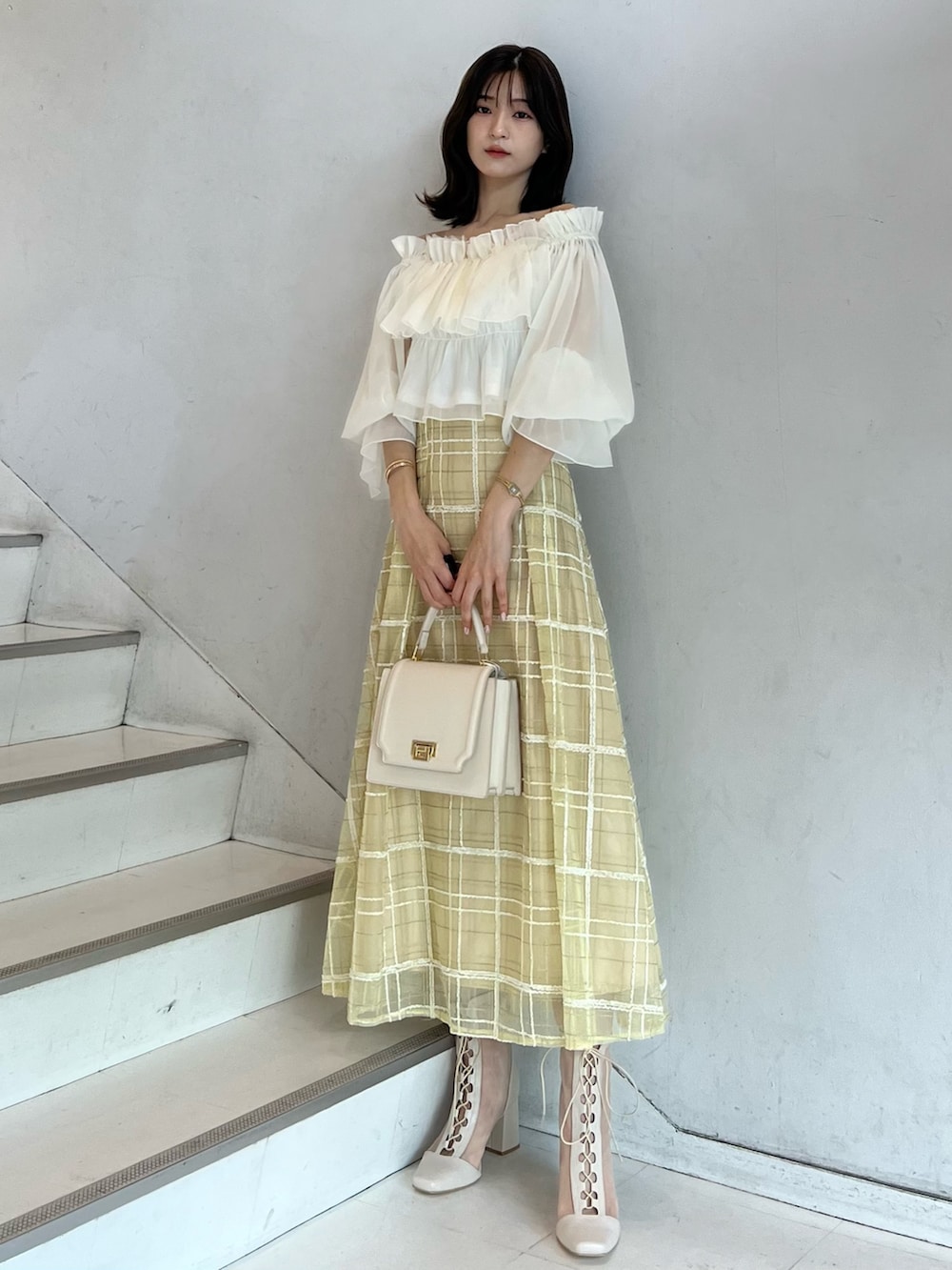 「MERCURYDUO(MERCURYDUO)、マーキュリーデュオ(MERCURYDUO)、骨格ウェーブ、オフショル、オフショルブラウス、オフショルダー、フレアスカート、イエロー、イエローコーデ、シアーブーツ、淡色コーデ、淡色女子、ワントーン、ワントーンコーデ、秋服準備はじめました」｜「MERCURYDUOのシアーフリルブラウス（シャツ/ブラウス、ホワイト系）」を使った、mihoさん（レディース・163cm）の夏コーディネートの9枚目の写真