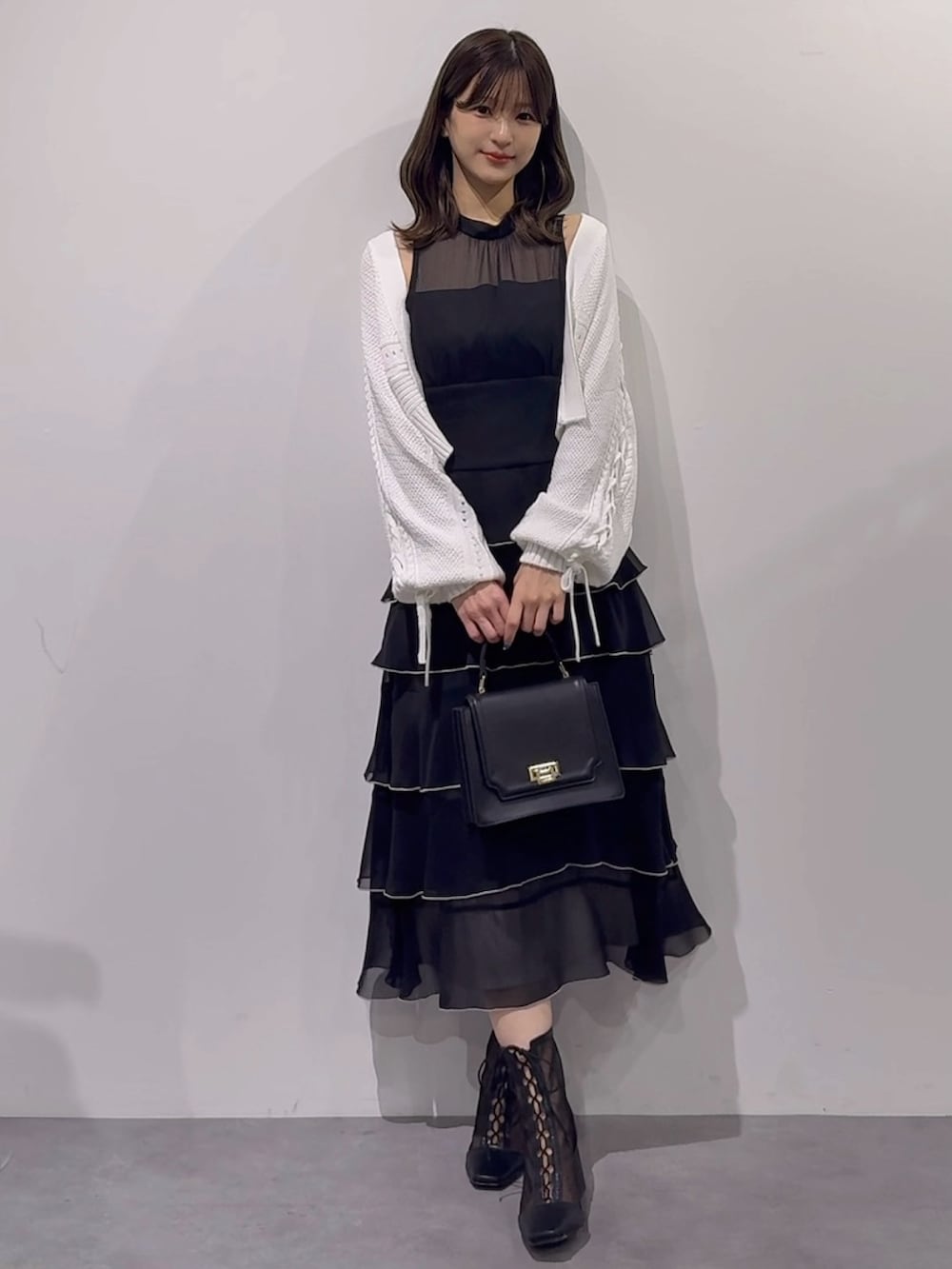 「MERCURYDUO(MERCURYDUO)、マーキュリーデュオ(MERCURYDUO)、骨格ウェーブ、ワンピース、ワンピーススタイル、ワンピースコーデ、アメスリ、カーディガン、カーディガンコーデ、ボレロカーデ、ティアード、ティアードワンピース、フェミニン、フェミニンコーデ、大人かわいい」｜「MERCURYDUOのシフォンティアードワンピース（ワンピース、ブラック系）」を使った、mihoさん（骨格ウェーブ・レディース・163cm）の秋コーディネートの5枚目の写真