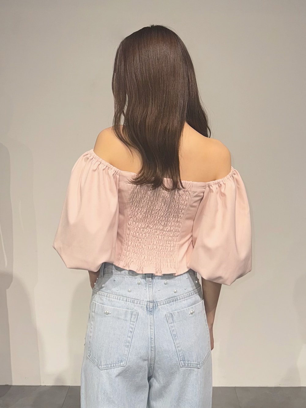 ピンク系のシャツ/ブラウス、ブルー系のデニムパンツ、シルバー系のパンプスを着用したレディースの夏コーディネートの3枚目の写真
