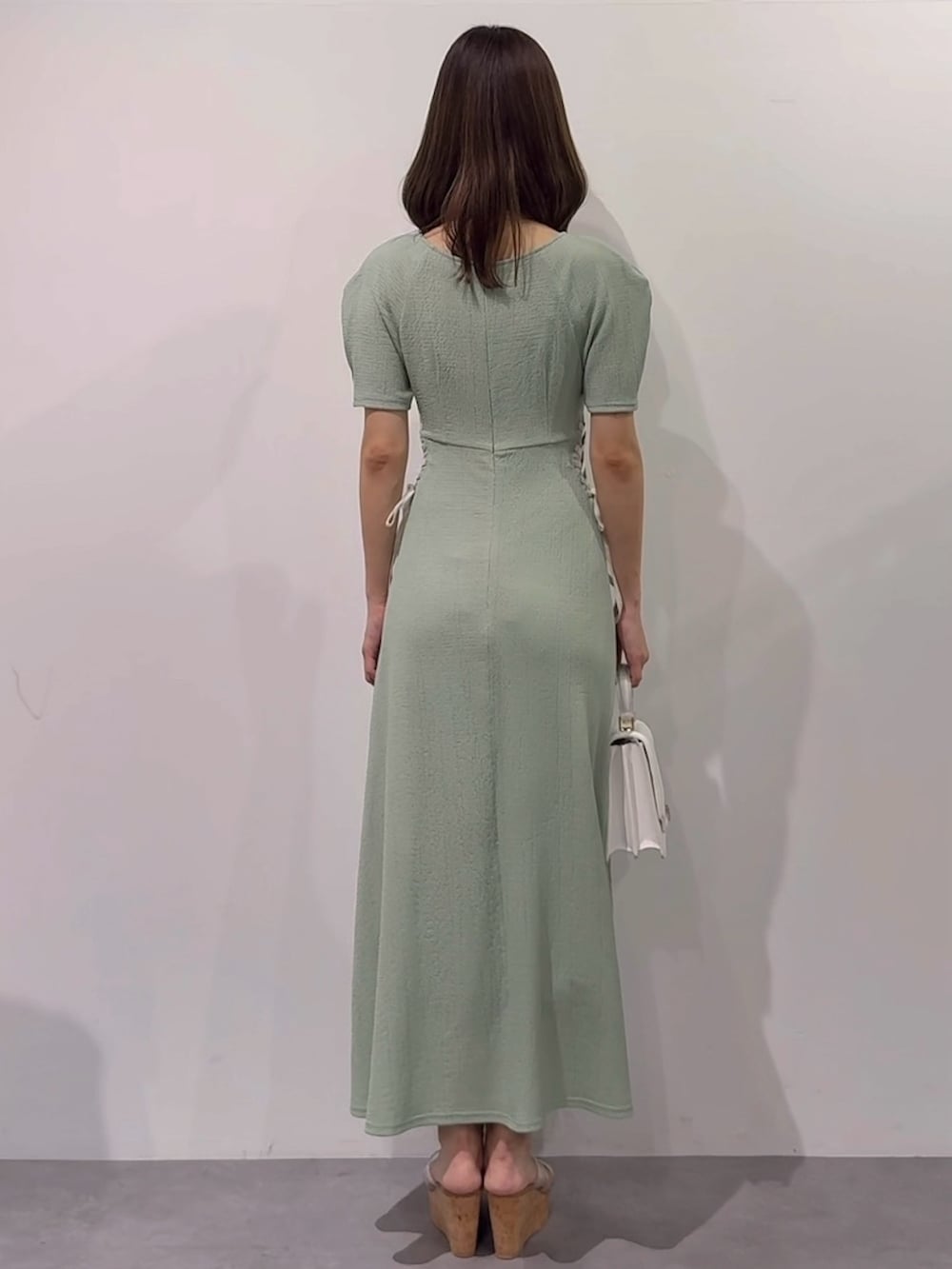 「ワンピース、ワンピーススタイル、ワンピースコーデ、ミントグリーン、フェミニン、フェミニンコーデ、大人女子、大人かわいい、大人ガーリー、きれいめコーディネート、キレイめコーデ、きれいめコーデ、骨格ウェーブ、MERCURYDUO(MERCURYDUO)、マーキュリーデュオ(MERCURYDUO)」｜「MERCURYDUOのサイドレースアップカットワンピース（ワンピース、グリーン系）」を使った、mihoさん（骨格ウェーブ・レディース・163cm）の秋コーディネートの7枚目の写真