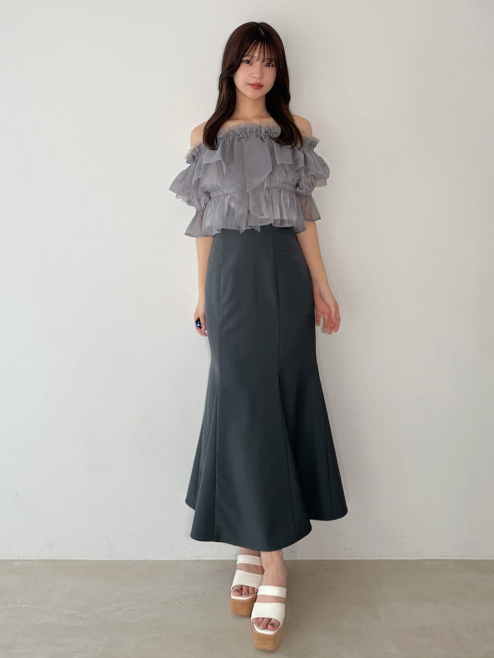 ホワイト系のサンダル、グレー系のシャツ/ブラウス、グレー系のスカートを着用したレディースの夏コーディネートの3枚目の写真