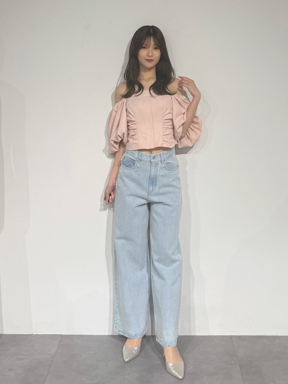 ピンク系のシャツ/ブラウス、ブルー系のデニムパンツ、シルバー系のパンプスを着用したレディースの夏コーディネートの4枚目の写真