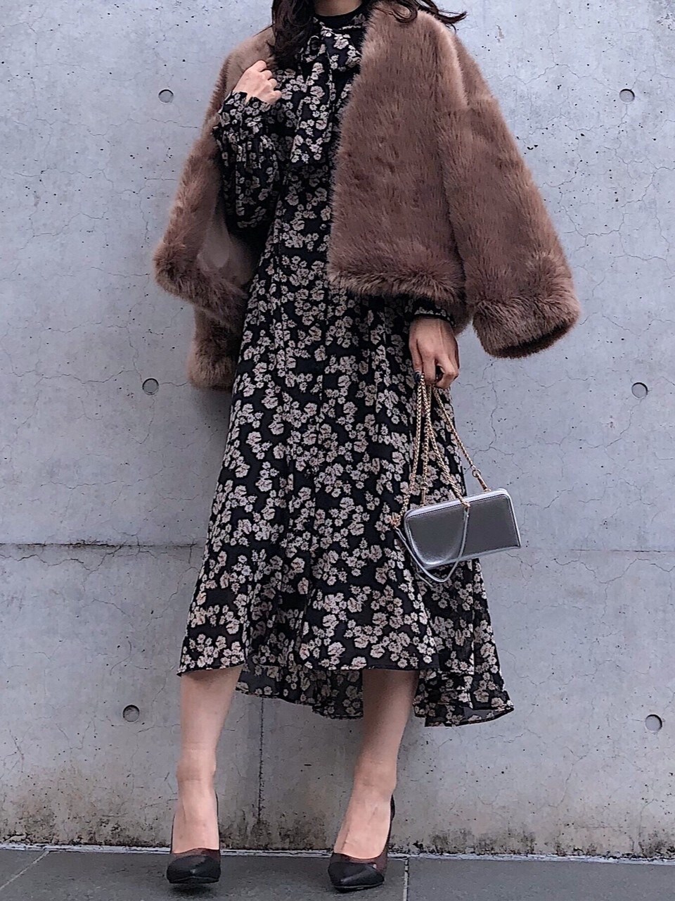 ブラック系のパンプス、ブラウン系のその他アウター、シルバー系のハンドバッグを着用したレディースの秋コーディネートの6枚目の写真