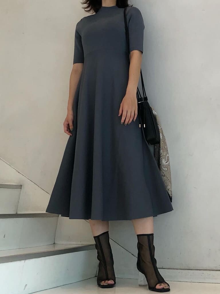 「ワンピース、マーキュリーデュオ、MERCURYDUO、デートコーデ、新作、キレイめ、デート、トレンド、お出かけ、大人フェミニン」｜「MERCURYDUOのプリーツミニポシェット（ハンドバッグ、ブラック系）」を使った、mihoさん（レディース・162cm）の夏コーディネートの2枚目の写真