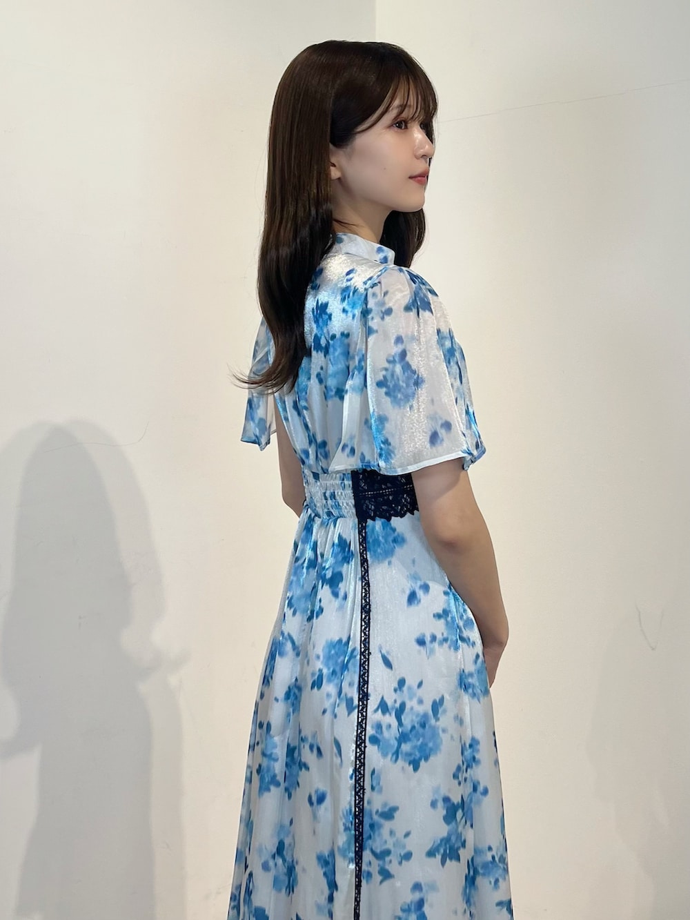 ブルー系のワンピース、ブラック系のサンダルを着用したレディースの春コーディネートの5枚目の写真