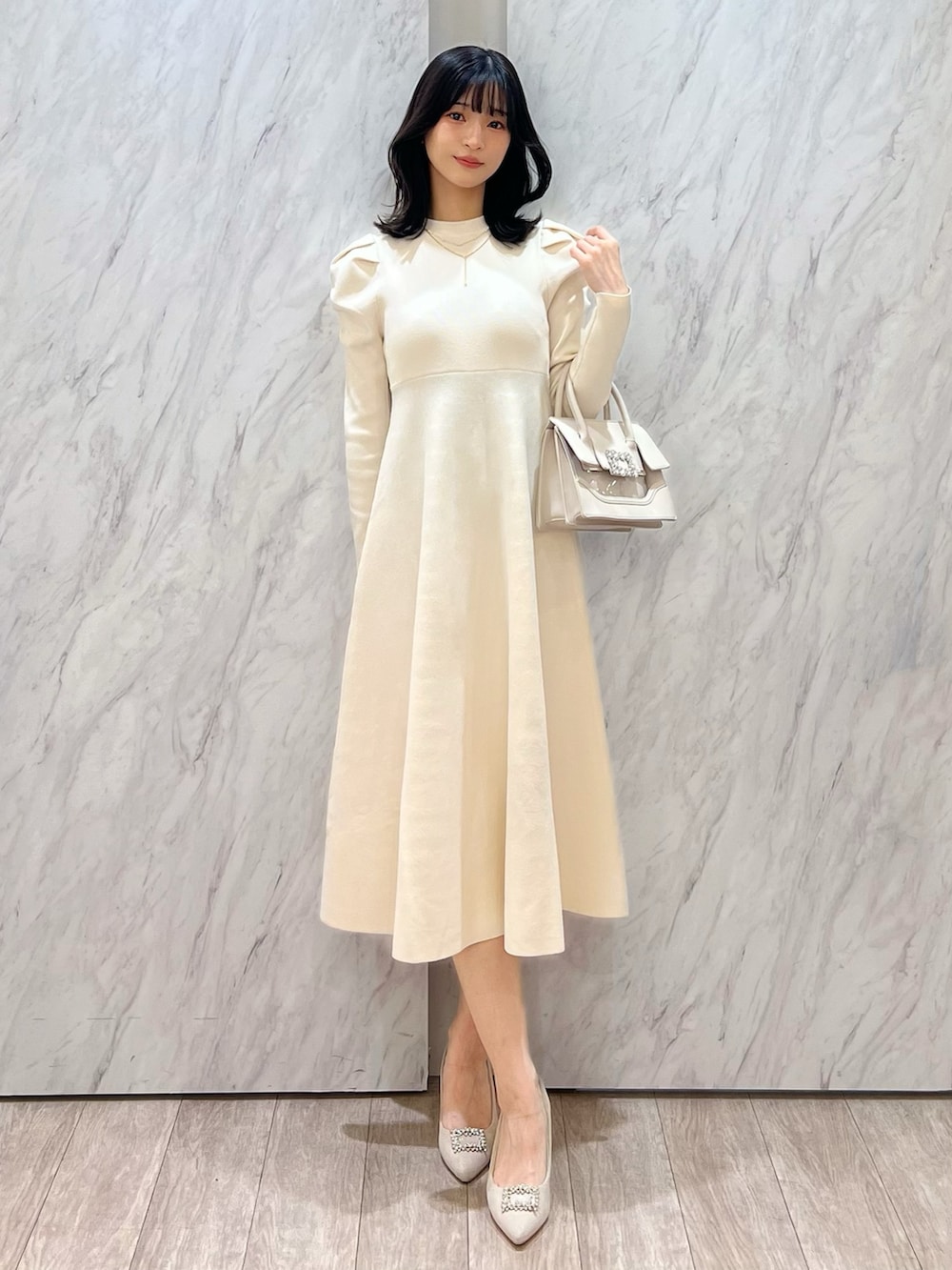 「MERCURYDUO(MERCURYDUO)、マーキュリーデュオ(MERCURYDUO)、骨格ウェーブ、お呼ばれスタイル、お呼ばれ、お呼ばれコーデ、ディナー、クリスマスコーデ、きれいめコーディネート、大人フェミニン、大人可愛い、ワンピース、忘年会、同窓会、女子会」｜「MERCURYDUOのハイゲージフレアニットワンピース（ワンピース、ホワイト系）」を使った、mihoさん（レディース・163cm）の冬コーディネートの3枚目の写真