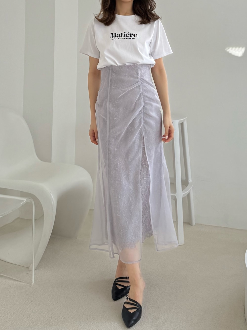 「白シャツ、Tシャツ、Tシャツコーデ、レース、レーススカート、マーメイドスカート、フェミニン、フェミニンコーデ、フェミニンスタイル、ガーリー、ガーリーコーデ、ガーリーカジュアル、ドライブ、女子会、今日のコーデ」｜「MERCURYDUOの刺繍ロゴTシャツ（Tシャツ/カットソー、ホワイト系）」を使った、mihoさん（骨格ウェーブ・レディース・163cm）の夏コーディネートの6枚目の写真