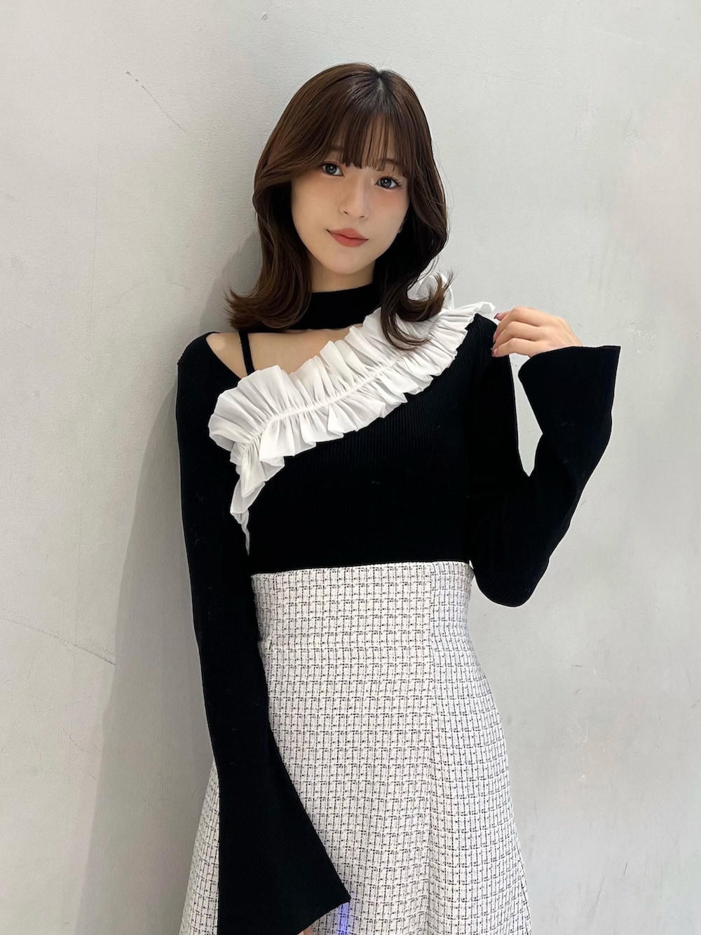 「MERCURYDUO(MERCURYDUO)、マーキュリーデュオ(MERCURYDUO)、骨格ウェーブ、ツイードスカート、フレアスカート、フェミニン、フェミニンコーデ、モード、エレガント、秋のコーデ、美術館コーデ、テーマパークコーデ、大人ガーリー、モノトーンコーデ、秋コーデ」｜「MERCURYDUOのアシメ異素材ラッフルニット（ニット/セーター、ブラック系）」を使った、mihoさん（レディース・163cm）の秋コーディネートの4枚目の写真