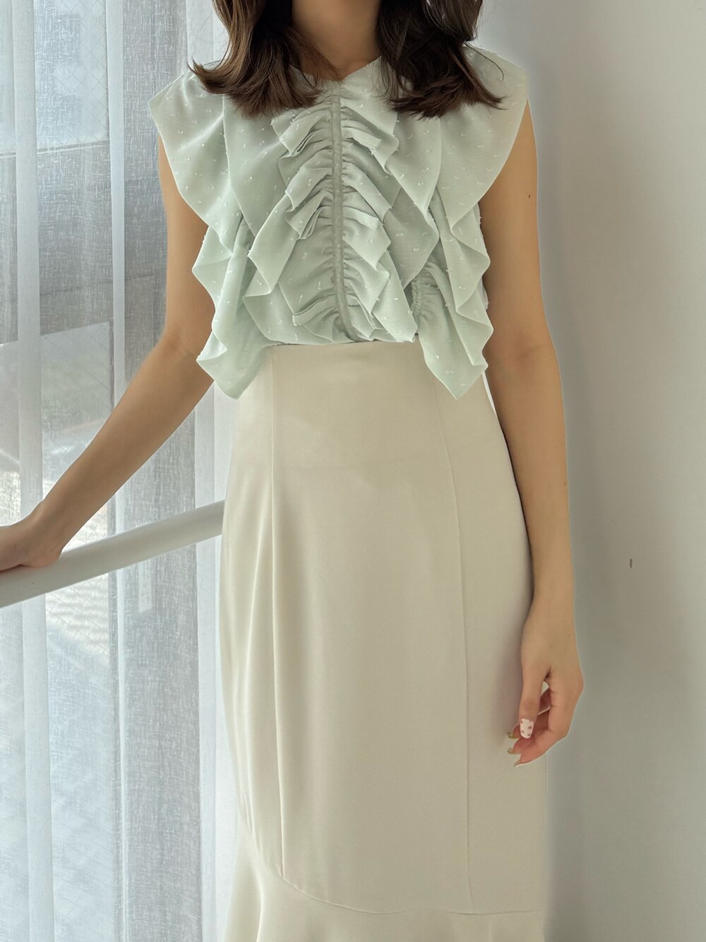 グリーン系のシャツ/ブラウス、ホワイト系のスカート、その他のサンダルを着用したレディースの夏コーディネートの4枚目の写真