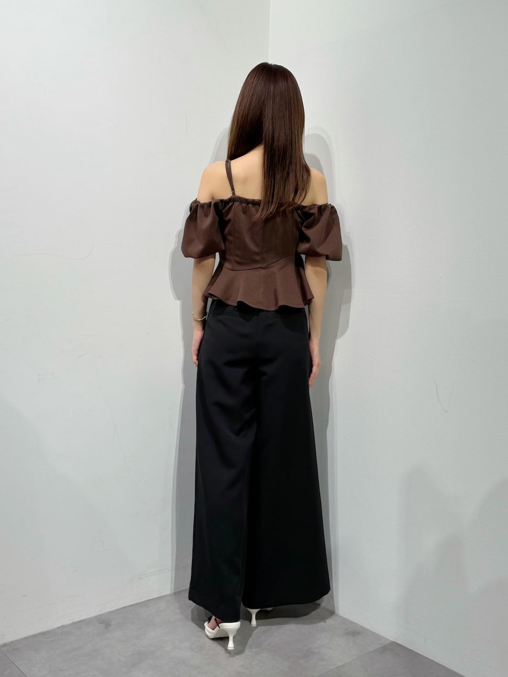 ブラウン系のTシャツ/カットソー、ブラック系のその他パンツ、ホワイト系のその他シューズを着用したレディースの夏コーディネートの3枚目の写真
