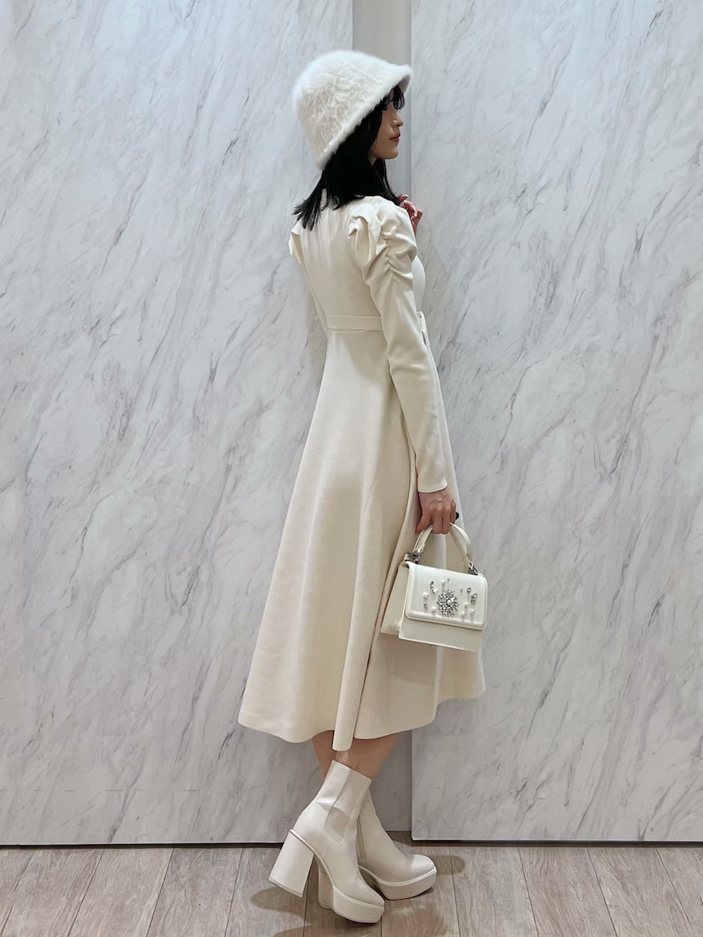「MERCURYDUO(MERCURYDUO)、マーキュリーデュオ(MERCURYDUO)、骨格ウェーブ、ホワイトコーデ、淡色コーデ、淡色女子、淡色、アイボリー、バケハ、フェミニン、フェミニンコーデ、大人女子、ガーリーコーデ、女子力、テーマパークコーデ」｜「MERCURYDUOのハイゲージフレアニットワンピース（ワンピース、ホワイト系）」を使った、mihoさん（レディース・163cm）の冬コーディネートの3枚目の写真