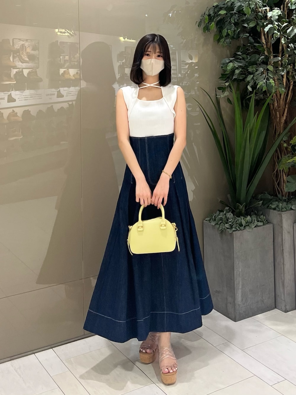 「MERCURYDUO(MERCURYDUO)、マーキュリーデュオ(MERCURYDUO)、骨格ウェーブ、デニムスカート、デニムコーデ、フレアスカート、ロングスカート、リブニット、オトナカジュアル、大人カジュアル、夏コーデ、初夏コーデ、休日スタイル、着回しコーデ、サマーニット」｜「MERCURYDUOのクリアチューブウェッジサンダル（サンダル、その他）」を使った、mihoさん（レディース・162cm）の春コーディネートの2枚目の写真