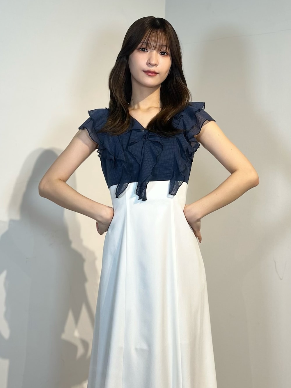 ブルー系のワンピース、ホワイト系のサンダルを着用したレディースの春コーディネートの6枚目の写真