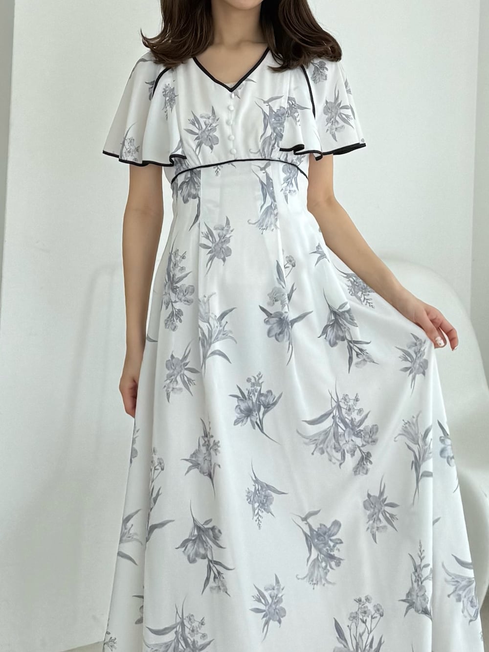 「ワンピース、ワンピーススタイル、ワンピースコーデ、花柄、花柄ワンピース、フェミニン、フェミニンコーデ、大人女子、大人かわいい、大人ガーリー、オトナカワイイ、夏、きれいめコーディネート、おしゃれさんと繋がりたい、ロングワンピース」｜「MERCURYDUOのパイピングフラワー花柄ワンピース（ワンピース、ホワイト系）」を使った、mihoさん（骨格ウェーブ・レディース・163cm）の夏コーディネートの5枚目の写真