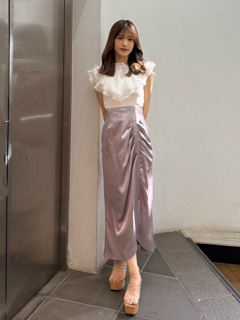 「フェミニン、フェミニンコーデ、ガーリー、ガーリーコーデ、きれいめコーディネート、キレイめコーデ、きれいめコーデ、大人女子、大人かわいい、大人ガーリー、ラベンダー、サテン、サテンスカート、スカート、スカートスタイル」｜「MERCURYDUOの異素材ラッフルコンパクトニット（ニット/セーター、ホワイト系）」を使った、mihoさん（骨格ウェーブ・レディース・163cm）の夏コーディネートの6枚目の写真