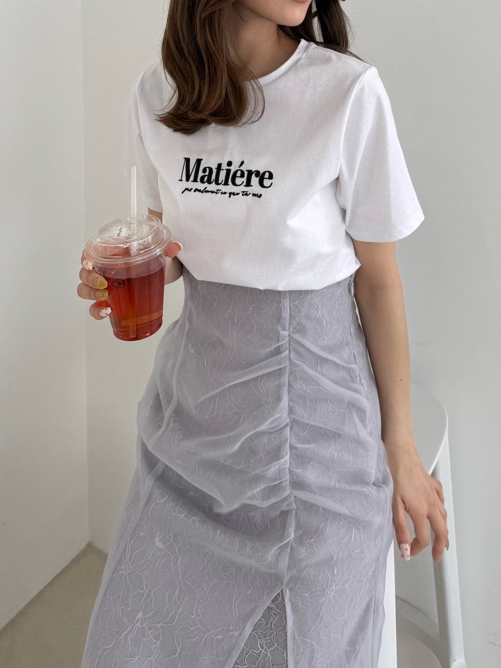 「白シャツ、Tシャツ、Tシャツコーデ、レース、レーススカート、マーメイドスカート、フェミニン、フェミニンコーデ、フェミニンスタイル、ガーリー、ガーリーコーデ、ガーリーカジュアル、ドライブ、女子会、今日のコーデ」｜「MERCURYDUOの刺繍ロゴTシャツ（Tシャツ/カットソー、ホワイト系）」を使った、mihoさん（骨格ウェーブ・レディース・163cm）の夏コーディネートの4枚目の写真