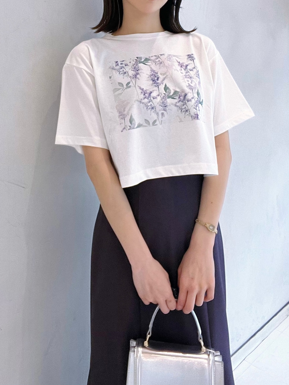「MERCURYDUO(MERCURYDUO)、マーキュリーデュオ(MERCURYDUO)、骨格ウェーブ、Tシャツ×スカート、Tシャツコーデ、マーメイドスカート、スリットスカート、フェミニンコーデ、大人フェミニン、ガーリーカジュアル、大人ガーリー、夏コーデ、チビT、シルバーバッグ、シルバーシューズ」｜「planticaのプランティカプリントTシャツ（Tシャツ/カットソー、パープル系）」を使った、mihoさん（レディース・162cm）の夏コーディネートの5枚目の写真