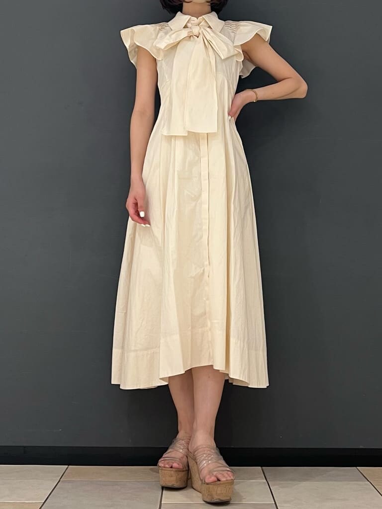 ホワイト系のワンピースを着用したレディースの夏コーディネートの7枚目の写真