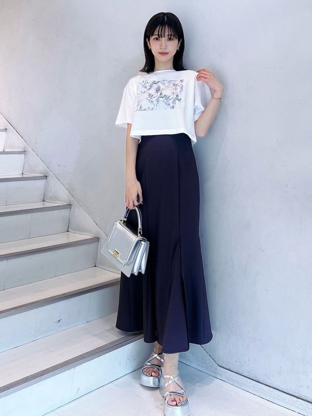「MERCURYDUO(MERCURYDUO)、マーキュリーデュオ(MERCURYDUO)、骨格ウェーブ、Tシャツ×スカート、Tシャツコーデ、マーメイドスカート、スリットスカート、フェミニンコーデ、大人フェミニン、ガーリーカジュアル、大人ガーリー、夏コーデ、チビT、シルバーバッグ、シルバーシューズ」｜「planticaのプランティカプリントTシャツ（Tシャツ/カットソー、パープル系）」を使った、mihoさん（レディース・162cm）の夏コーディネートの3枚目の写真