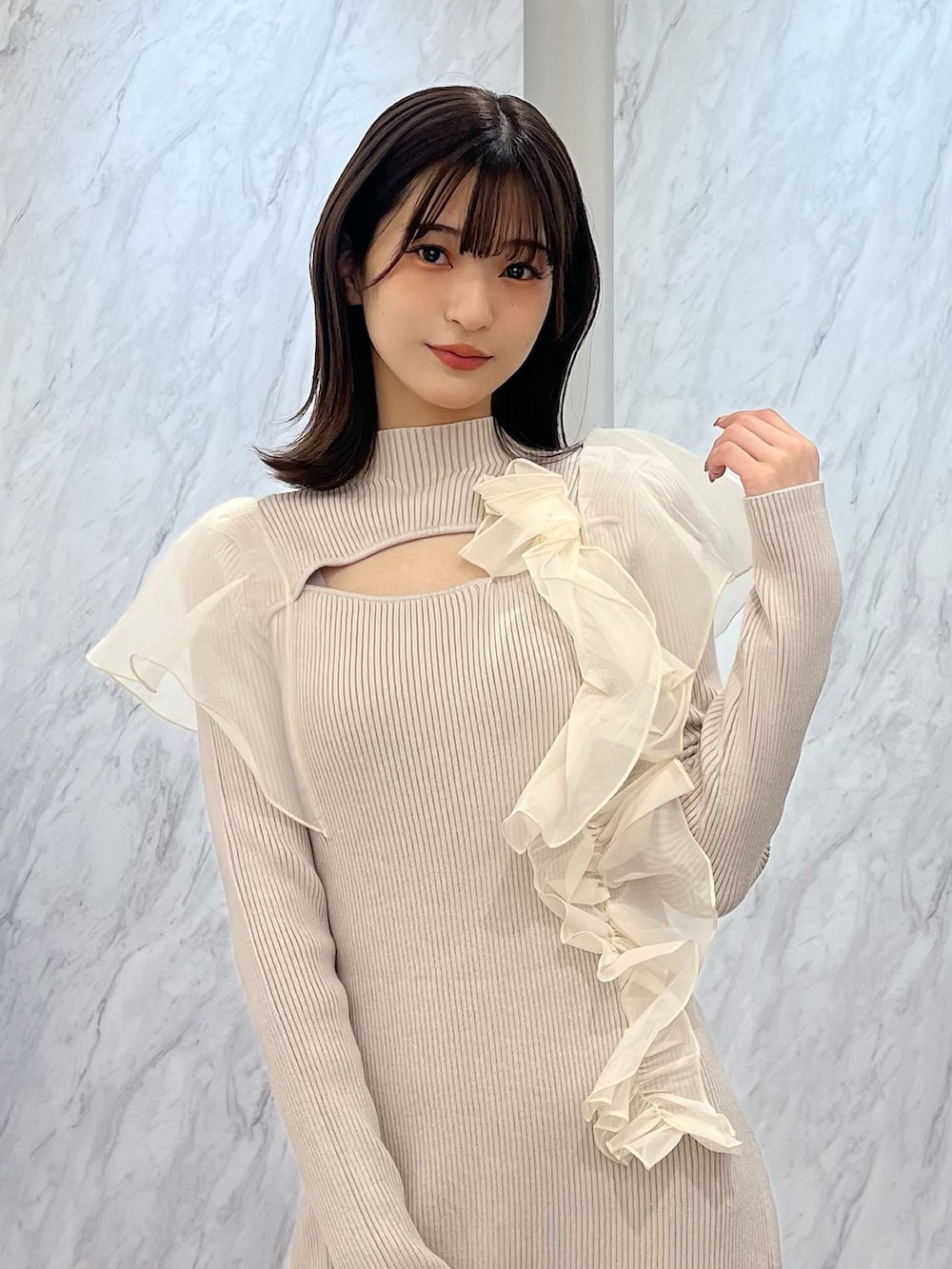 「MERCURYDUO(MERCURYDUO)、マーキュリーデュオ(MERCURYDUO)、骨格ウェーブ、マーメイドワンピース、ニットワンピース、ニットワンピ、ファー小物、ファーバッグ、淡色コーデ、淡色女子、淡色、ベージュ、ベージュコーデ、お呼ばれスタイル、お呼ばれ」｜「MERCURYDUOの異素材コサージュニットワンピース（ワンピース、ホワイト系）」を使った、mihoさん（レディース・163cm）の秋コーディネートの6枚目の写真