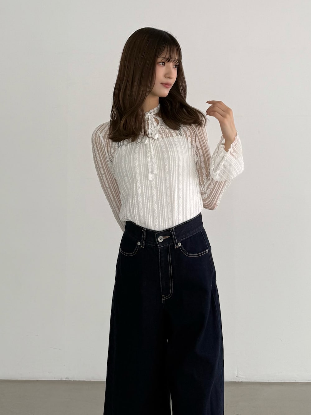 ホワイト系のTシャツ/カットソー、ブルー系のデニムパンツ、グレー系のパンプスを着用したレディースの夏コーディネートの2枚目の写真