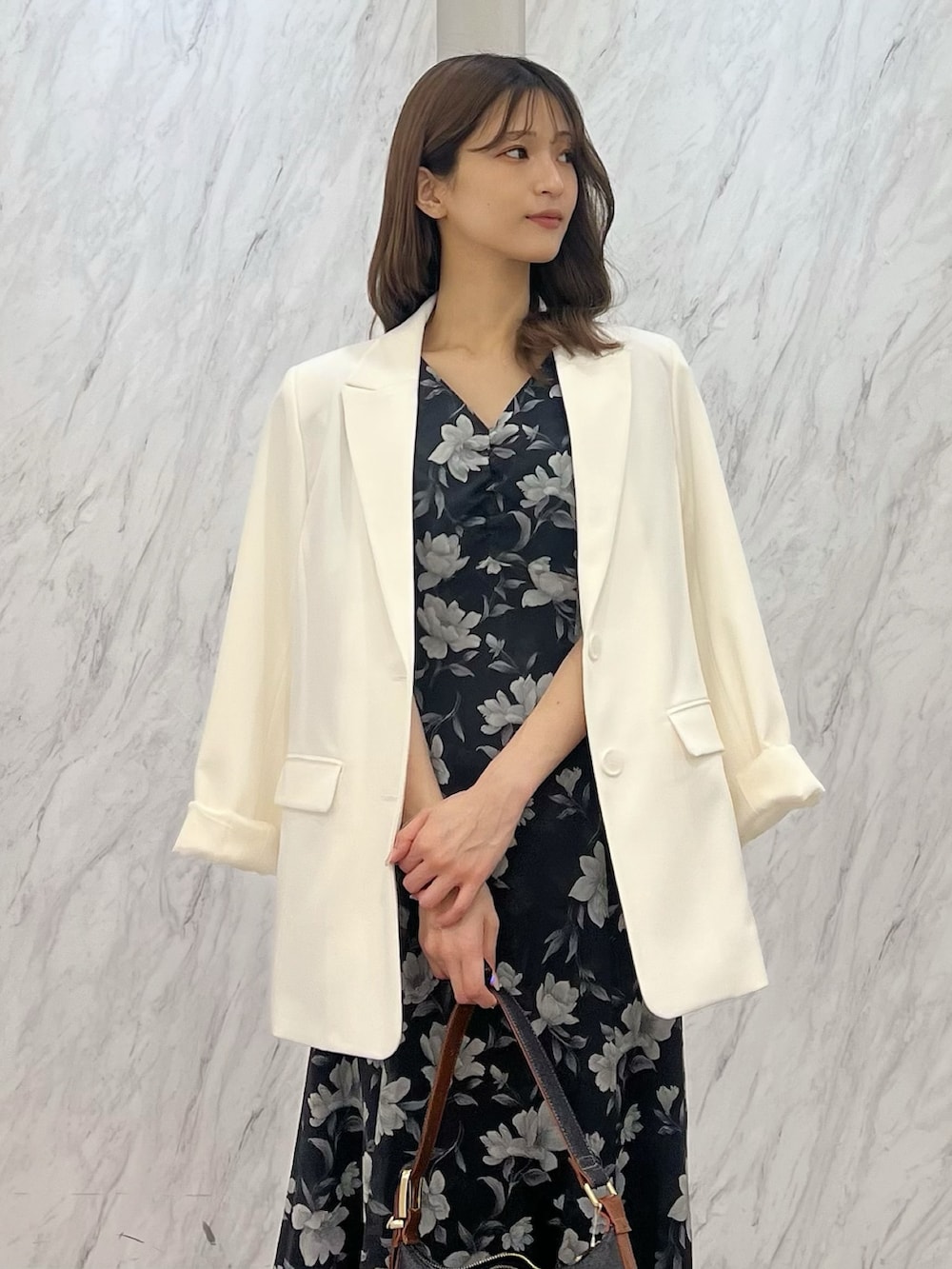 ブルー系のワンピース、ブルー系のパンプス、ブルー系のショルダーバッグを着用したレディースの春コーディネートの8枚目の写真