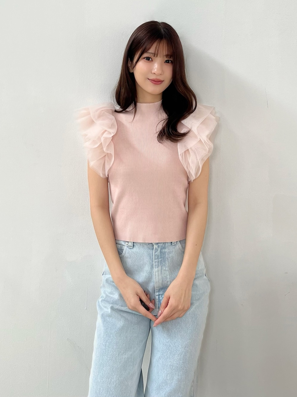 ピンク系のニット/セーター、ブルー系のデニムパンツ、その他のサンダルを着用したレディースの春コーディネートの8枚目の写真