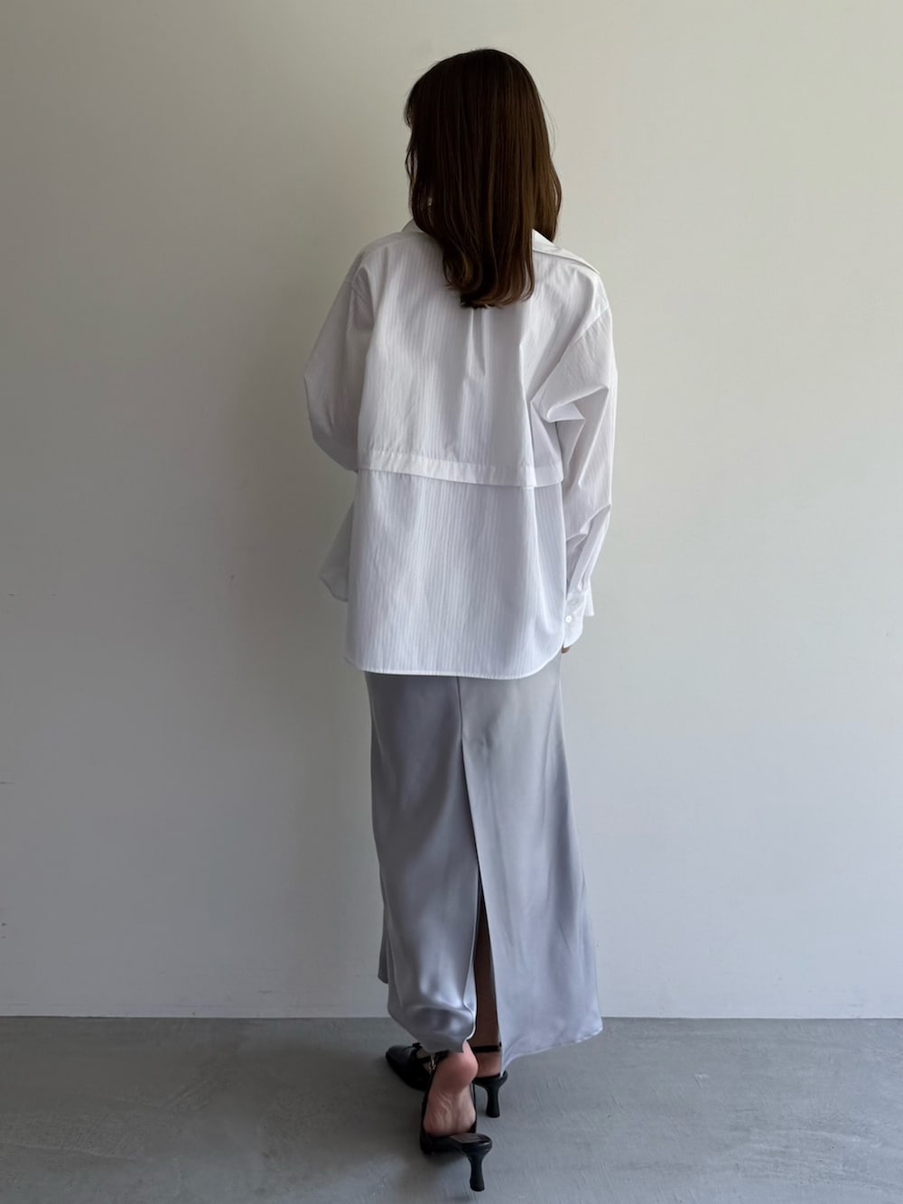 グレー系のスカート、ホワイト系のシャツ/ブラウス、ホワイト系のニット/セーターを着用したレディースの夏コーディネートの4枚目の写真