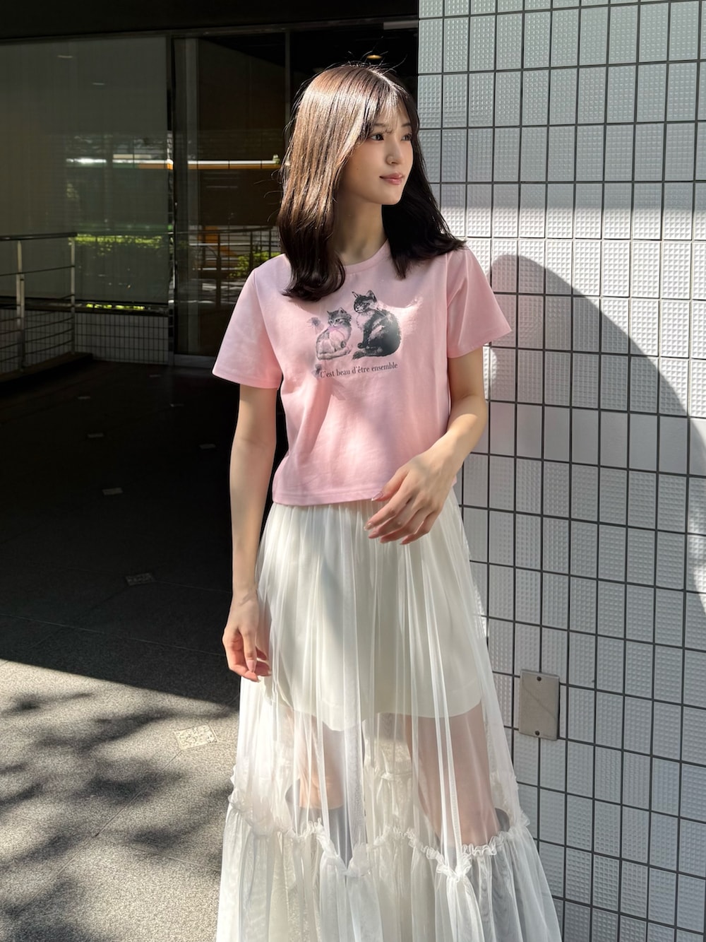 「デートコーデ、ロングスカート、きれいめカジュアル、Tシャツ、Tシャツコーデ、チュール、チュールスカート、ネコ、猫、フェミニン、フェミニンコーデ、MERCURYDUO(MERCURYDUO)、マーキュリーデュオ(MERCURYDUO)、ガーリー、大人ガーリー」｜「MERCURYDUOのCATプリントリボンTシャツ（Tシャツ/カットソー、ピンク系）」を使った、mihoさん（レディース・163cm）の夏コーディネートの2枚目の写真