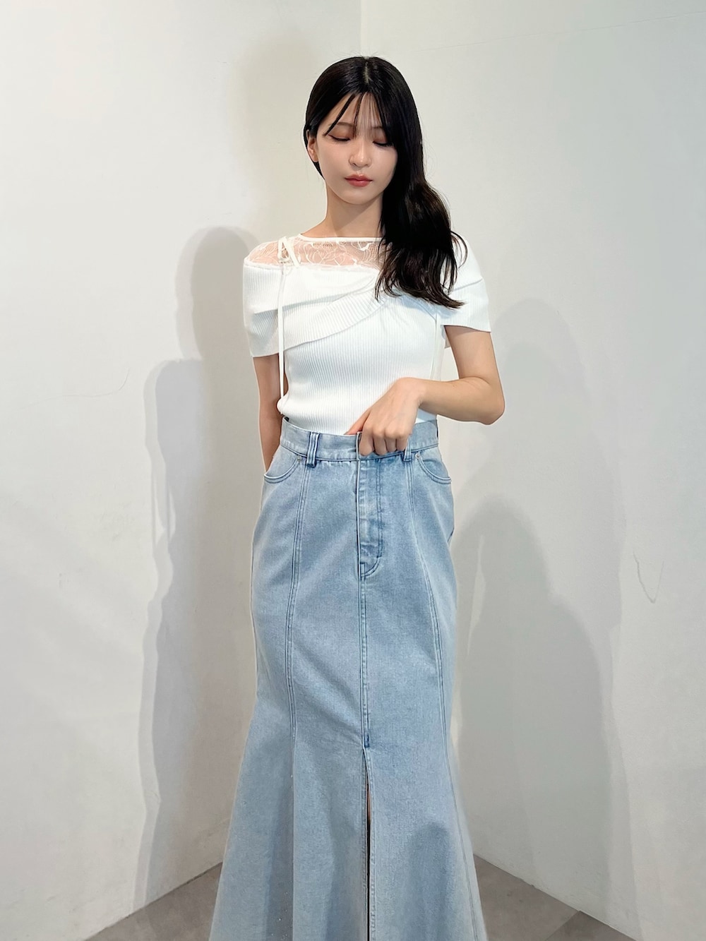 ホワイト系のニット/セーター、ブルー系のスカート、シルバー系のサンダルを着用したレディースの夏コーディネートの2枚目の写真