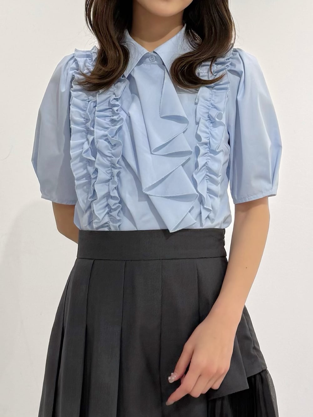 ブルー系のシャツ/ブラウス、グレー系のスカートを着用したレディースの春コーディネートの7枚目の写真