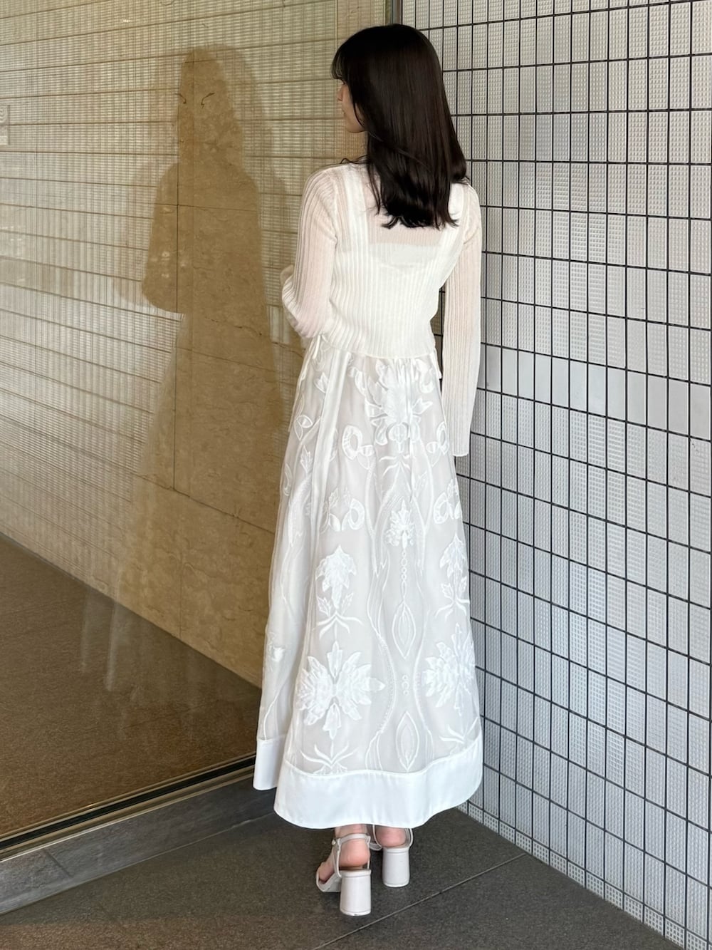 「ワンピース、ワンピーススタイル、ワンピースコーデ、ホワイト、ホワイトコーデ、ホワイト × ホワイト、カーディガン、カーディガンコーデ、ボレロ、レース、レースワンピース、フェミニン、フェミニンコーデ、大人女子、大人かわいい」｜「MERCURYDUOのメタルパーツストラップサンダル（サンダル、ベージュ系）」を使った、mihoさん（骨格ウェーブ・レディース・163cm）の夏コーディネートの6枚目の写真