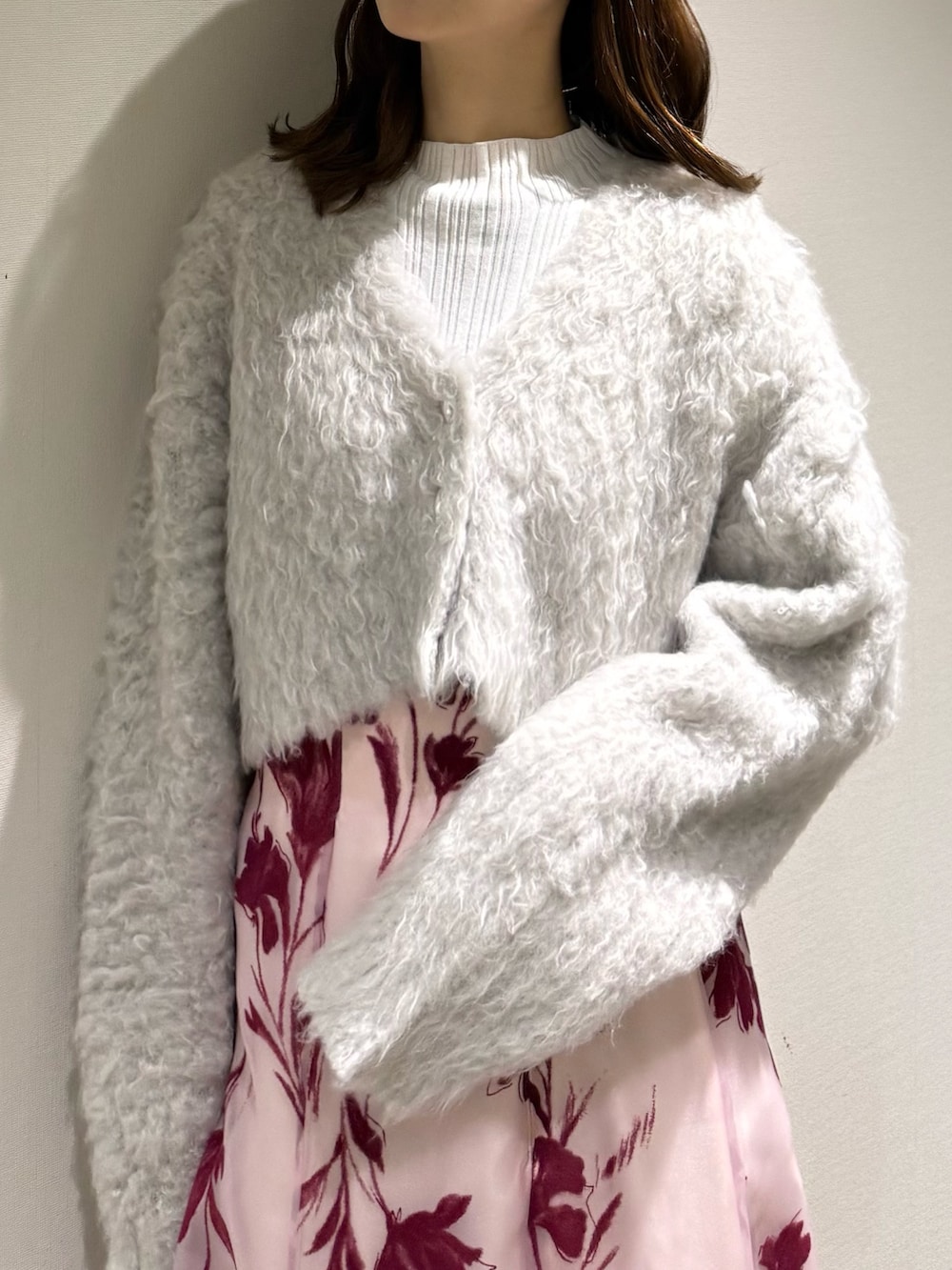 グレー系のカーディガン/ボレロ、ホワイト系のニット/セーター、ピンク系のスカートを着用したレディースの秋コーディネートの2枚目の写真