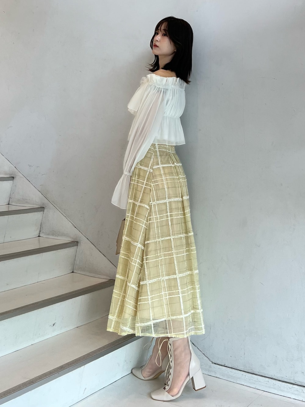 「MERCURYDUO(MERCURYDUO)、マーキュリーデュオ(MERCURYDUO)、骨格ウェーブ、オフショル、オフショルブラウス、オフショルダー、フレアスカート、イエロー、イエローコーデ、シアーブーツ、淡色コーデ、淡色女子、ワントーン、ワントーンコーデ、秋服準備はじめました」｜「MERCURYDUOのシアーフリルブラウス（シャツ/ブラウス、ホワイト系）」を使った、mihoさん（レディース・163cm）の夏コーディネートの6枚目の写真