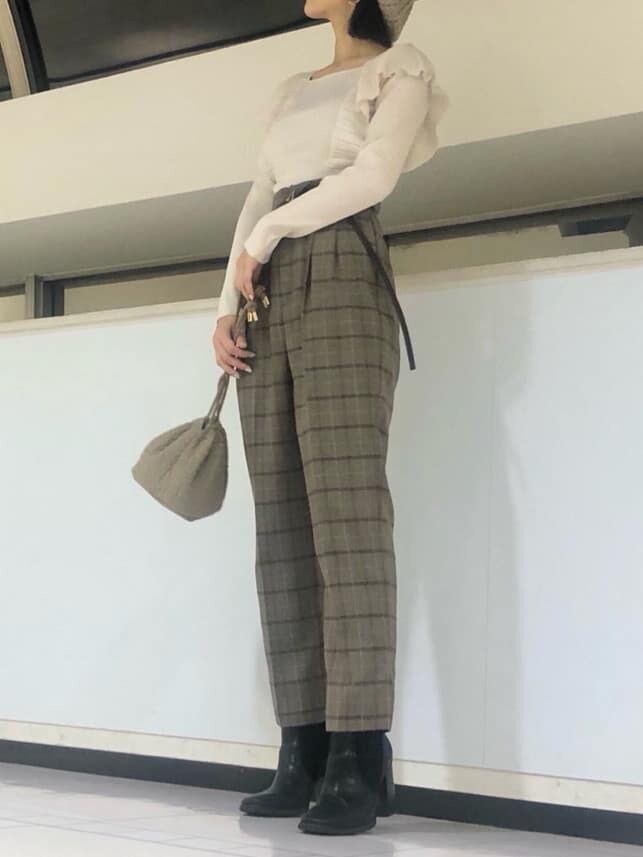 ブラウン系のその他アウター、ベージュ系のハンドバッグ、ホワイト系のニット/セーターを着用したレディースの秋コーディネートの6枚目の写真