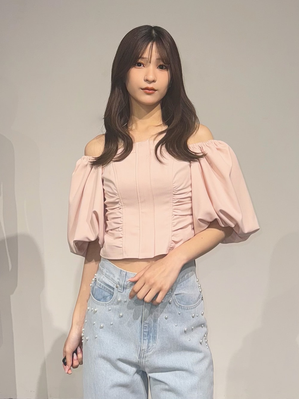 ピンク系のシャツ/ブラウス、ブルー系のデニムパンツ、シルバー系のパンプスを着用したレディースの夏コーディネートの2枚目の写真