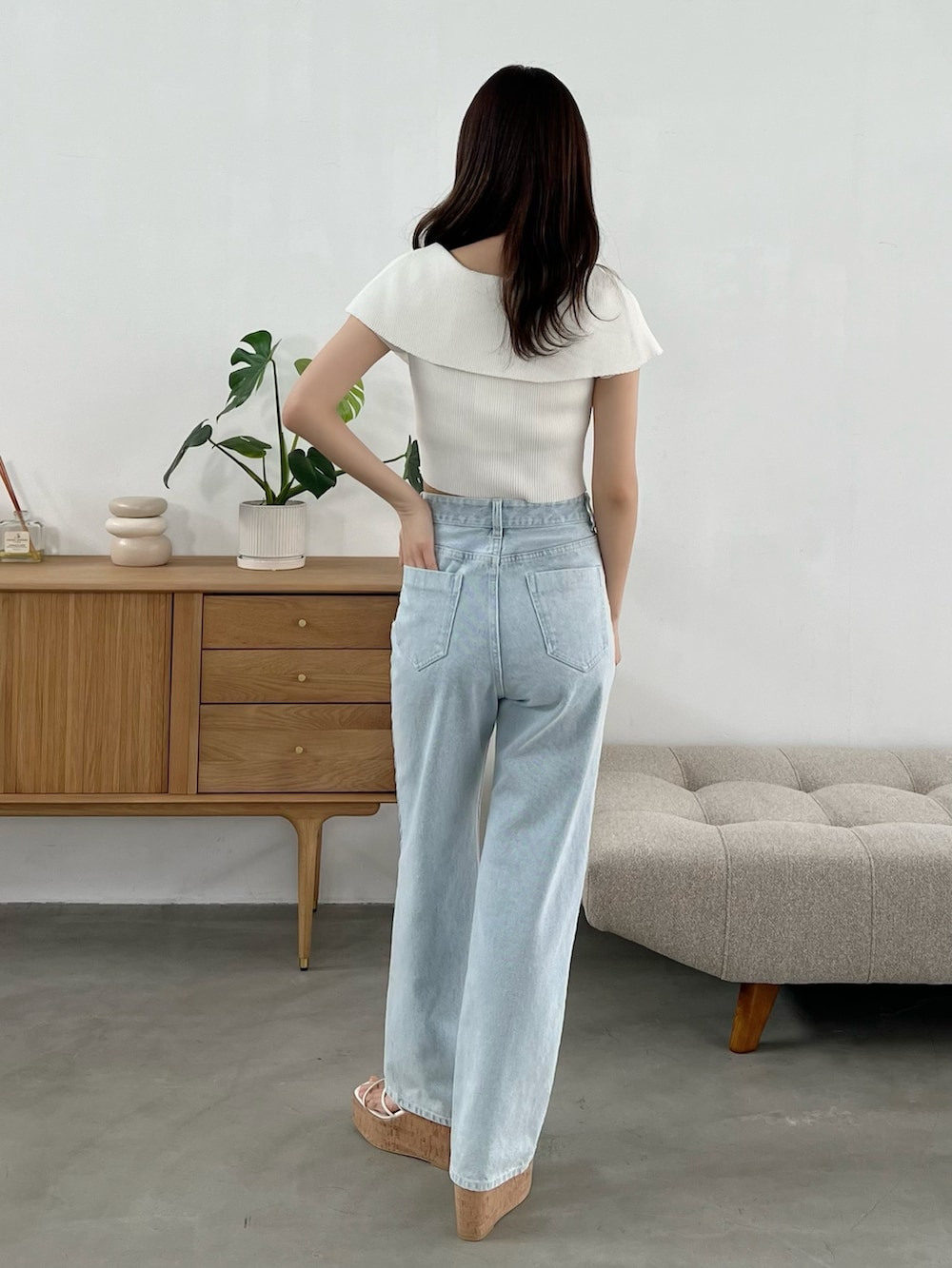 その他のサンダル、ブルー系のデニムパンツ、ホワイト系のニット/セーターを着用したレディースの春コーディネートの2枚目の写真