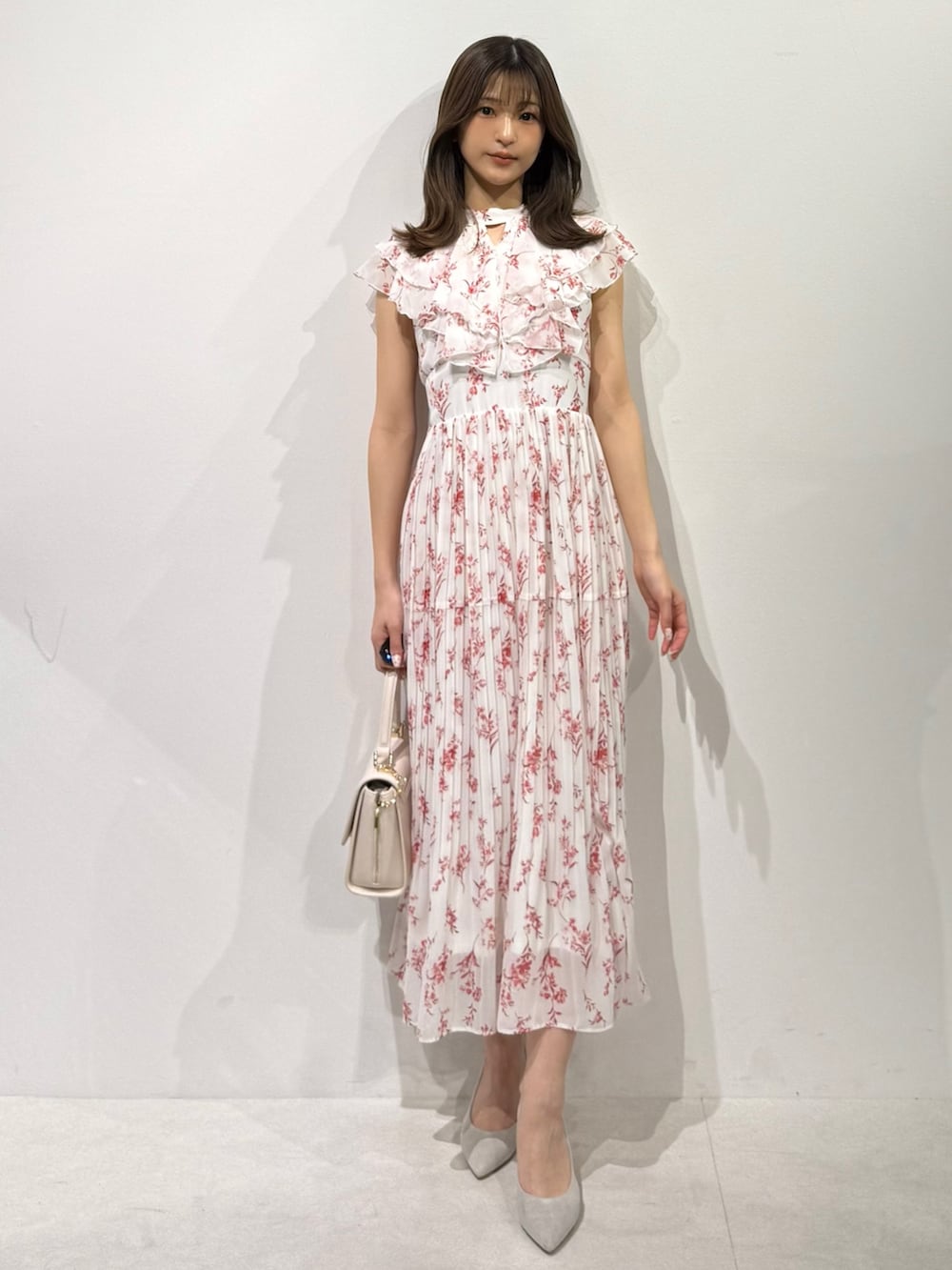 「ワンピース、ワンピーススタイル、ワンピースコーデ、フェミニン、フェミニンコーデ、ガーリー、ガーリーコーデ、大人女子、大人かわいい、大人ガーリー、大人可愛い、ロングワンピース、最近のいい感じコーデ、夏コーデ、ノースリーブワンピース」｜「MERCURYDUOの花柄ラッフルプリーツティアードワンピース（ワンピース、レッド系）」を使った、mihoさん（骨格ウェーブ・レディース・163cm）の春コーディネートの5枚目の写真