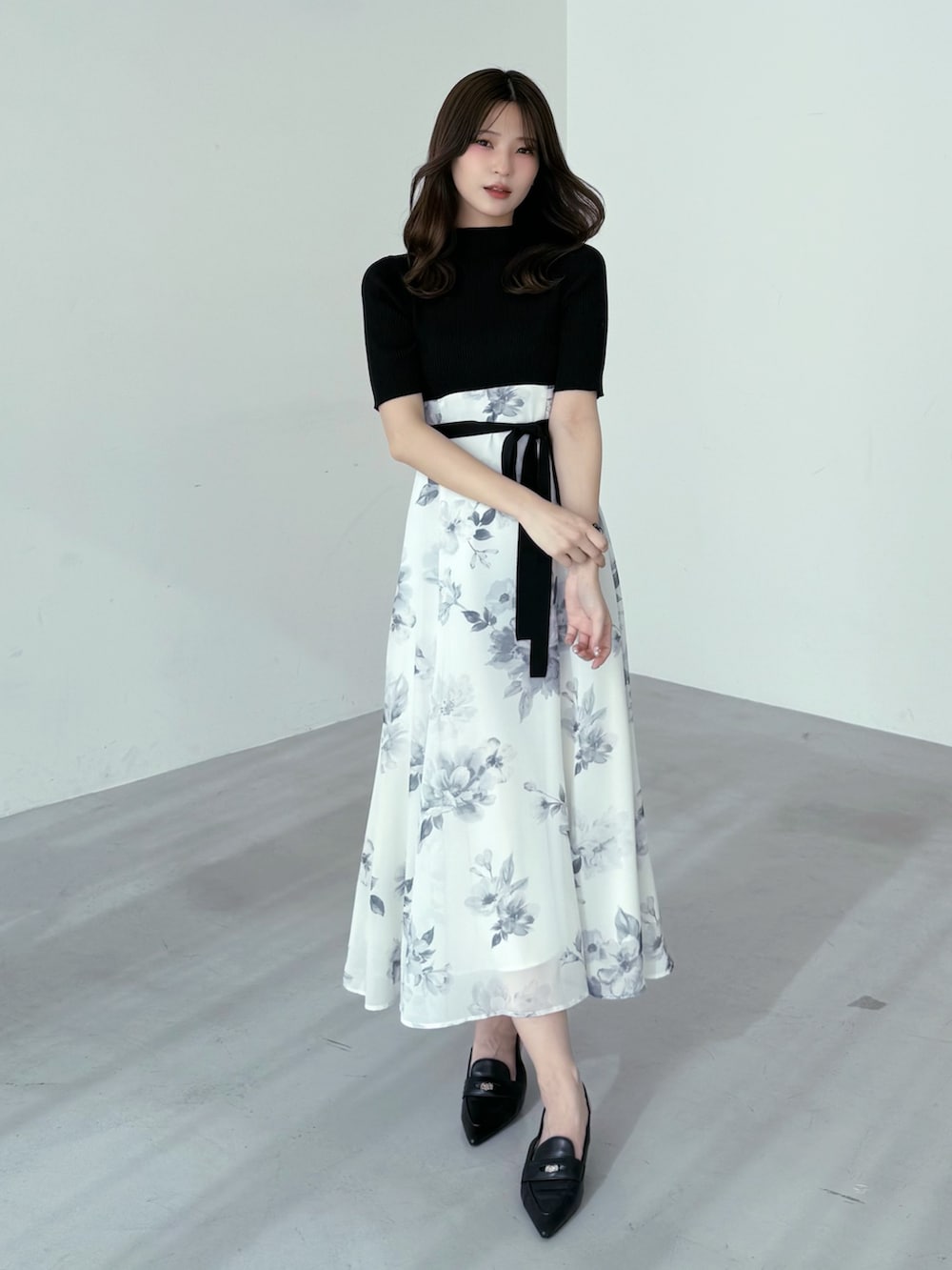 ブラック系のカーディガン/ボレロ、ブラック系のワンピースを着用したレディースの春コーディネートの3枚目の写真