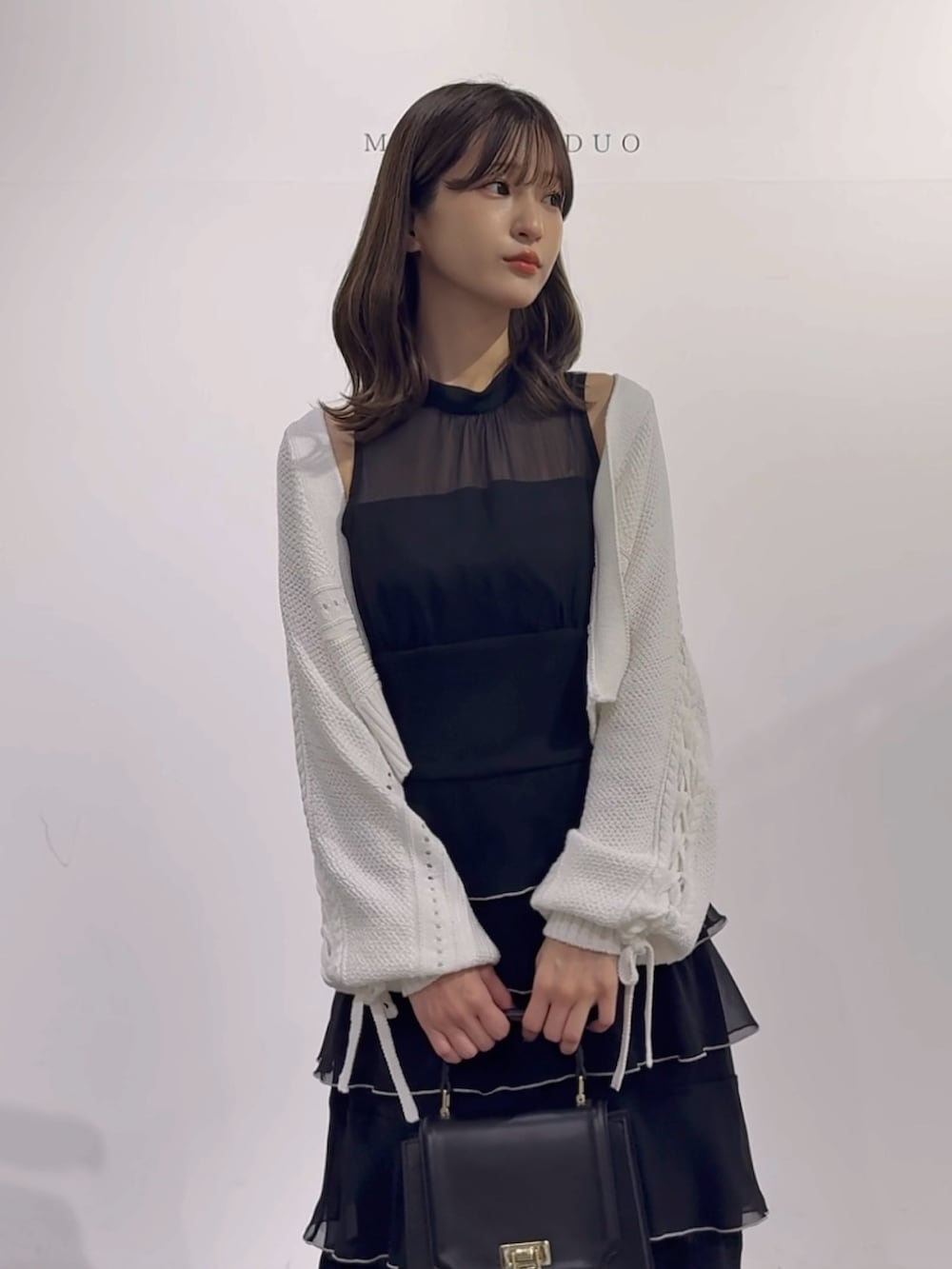 「MERCURYDUO(MERCURYDUO)、マーキュリーデュオ(MERCURYDUO)、骨格ウェーブ、ワンピース、ワンピーススタイル、ワンピースコーデ、アメスリ、カーディガン、カーディガンコーデ、ボレロカーデ、ティアード、ティアードワンピース、フェミニン、フェミニンコーデ、大人かわいい」｜「MERCURYDUOのシフォンティアードワンピース（ワンピース、ブラック系）」を使った、mihoさん（骨格ウェーブ・レディース・163cm）の秋コーディネートの6枚目の写真