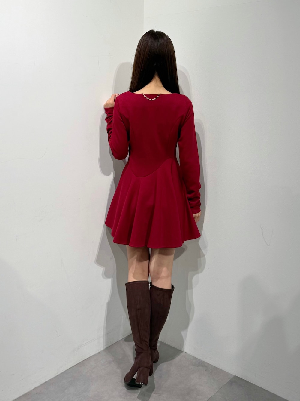 レッド系のワンピース、ブラウン系のブーツを着用したレディースの夏コーディネートの3枚目の写真