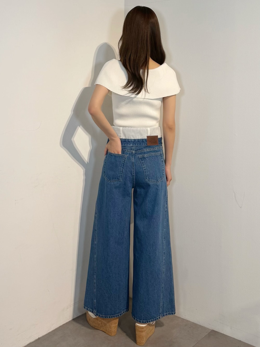 ブルー系のその他パンツ、ホワイト系のサンダル、ホワイト系のニット/セーターを着用したレディースの春コーディネートの6枚目の写真