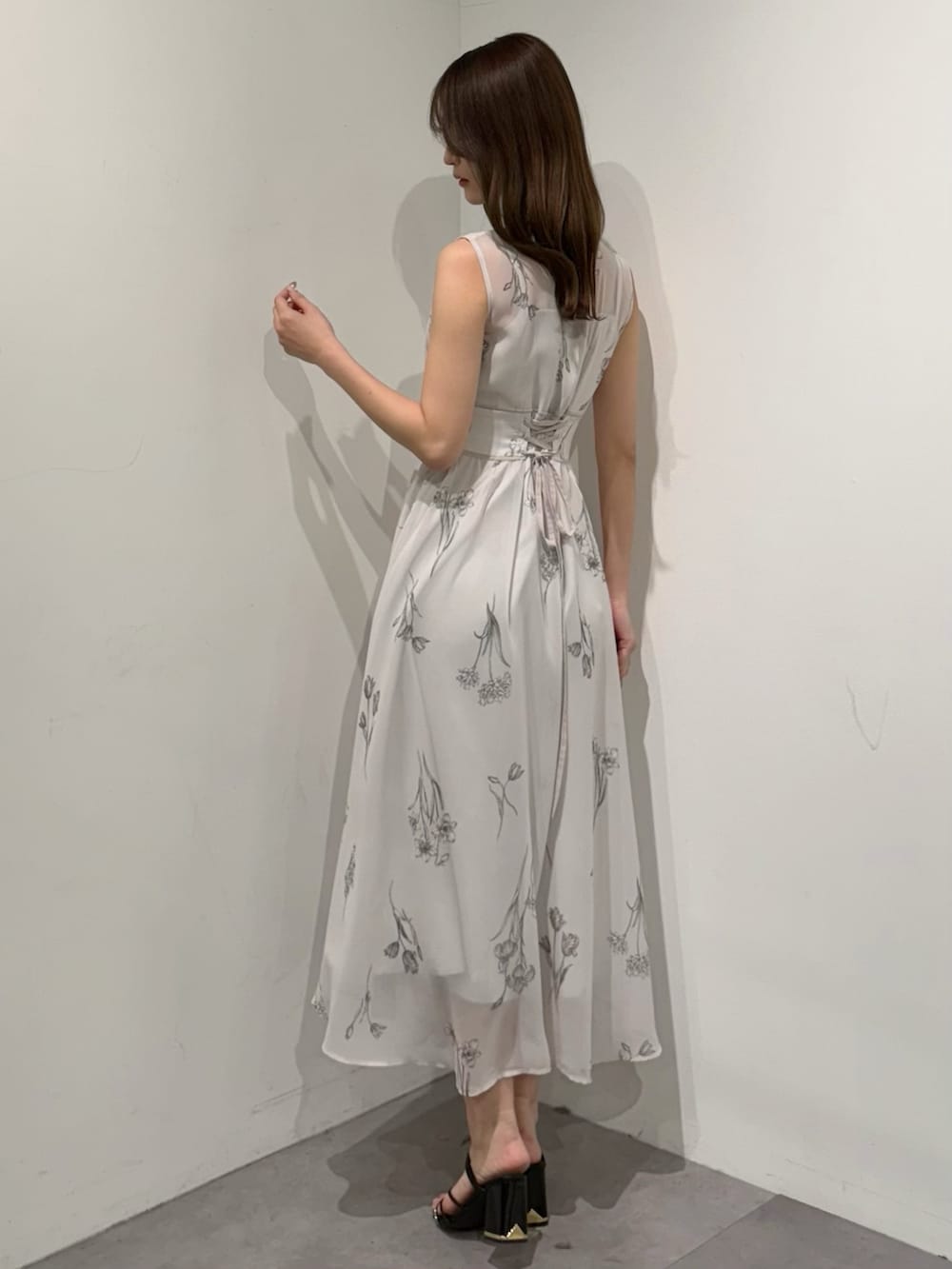 グレー系のワンピース、ブラック系のサンダルを着用したレディースの春コーディネートの5枚目の写真