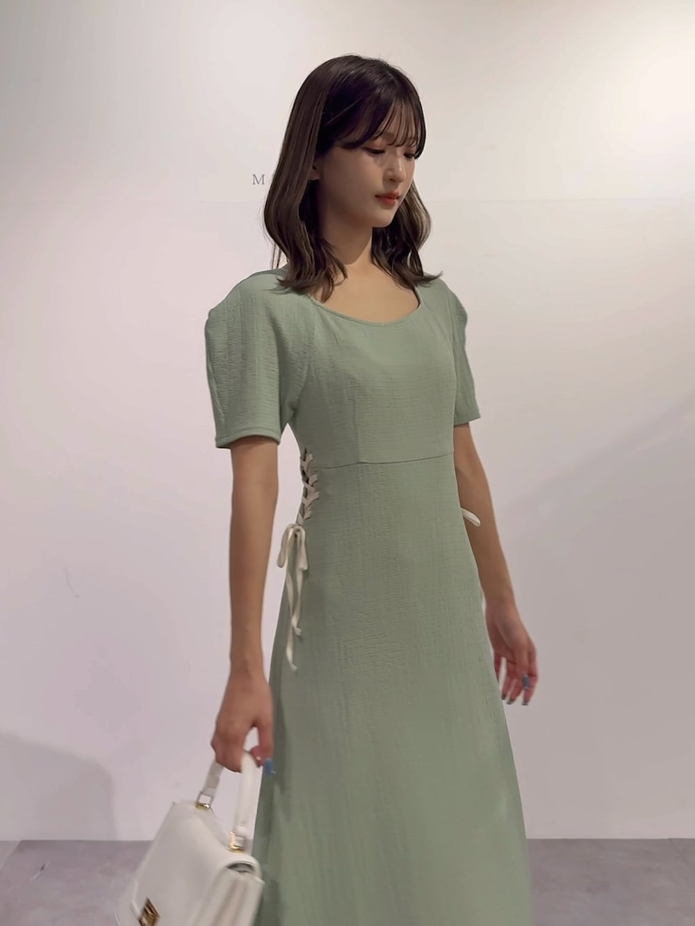 「ワンピース、ワンピーススタイル、ワンピースコーデ、ミントグリーン、フェミニン、フェミニンコーデ、大人女子、大人かわいい、大人ガーリー、きれいめコーディネート、キレイめコーデ、きれいめコーデ、骨格ウェーブ、MERCURYDUO(MERCURYDUO)、マーキュリーデュオ(MERCURYDUO)」｜「MERCURYDUOのサイドレースアップカットワンピース（ワンピース、グリーン系）」を使った、mihoさん（骨格ウェーブ・レディース・163cm）の秋コーディネートの4枚目の写真